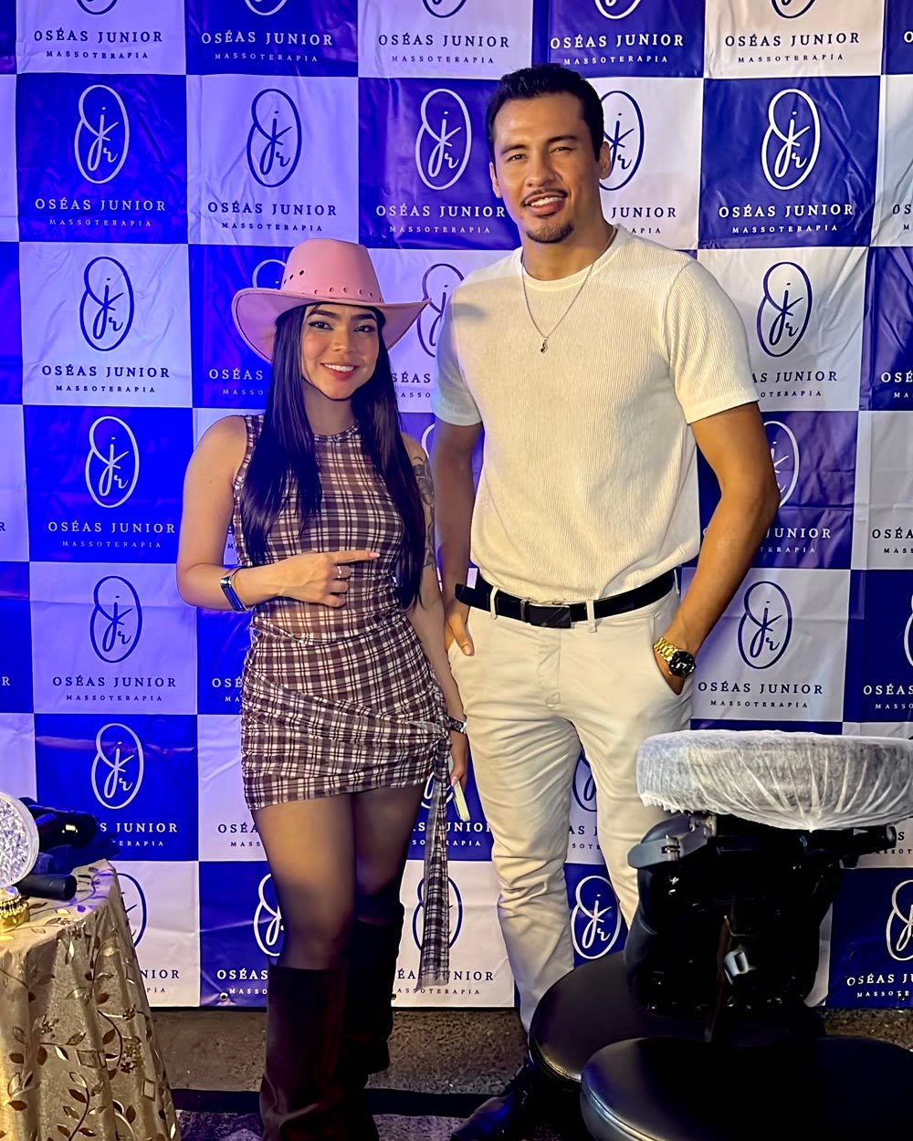 Oséas Junior com a cantora Vitória Freitas